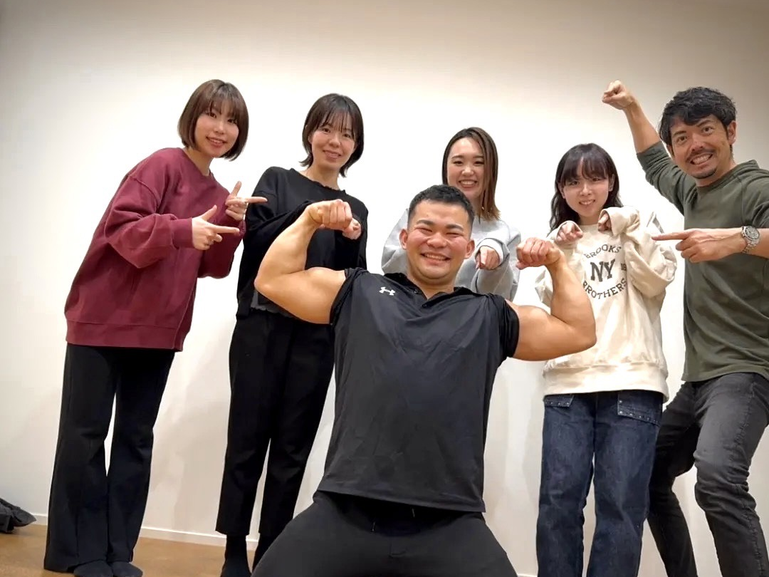 トレーナーと家族のように仲の良い写真