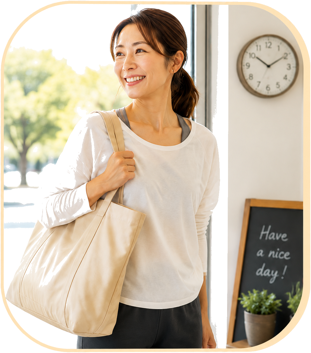 笑顔で外出する女性